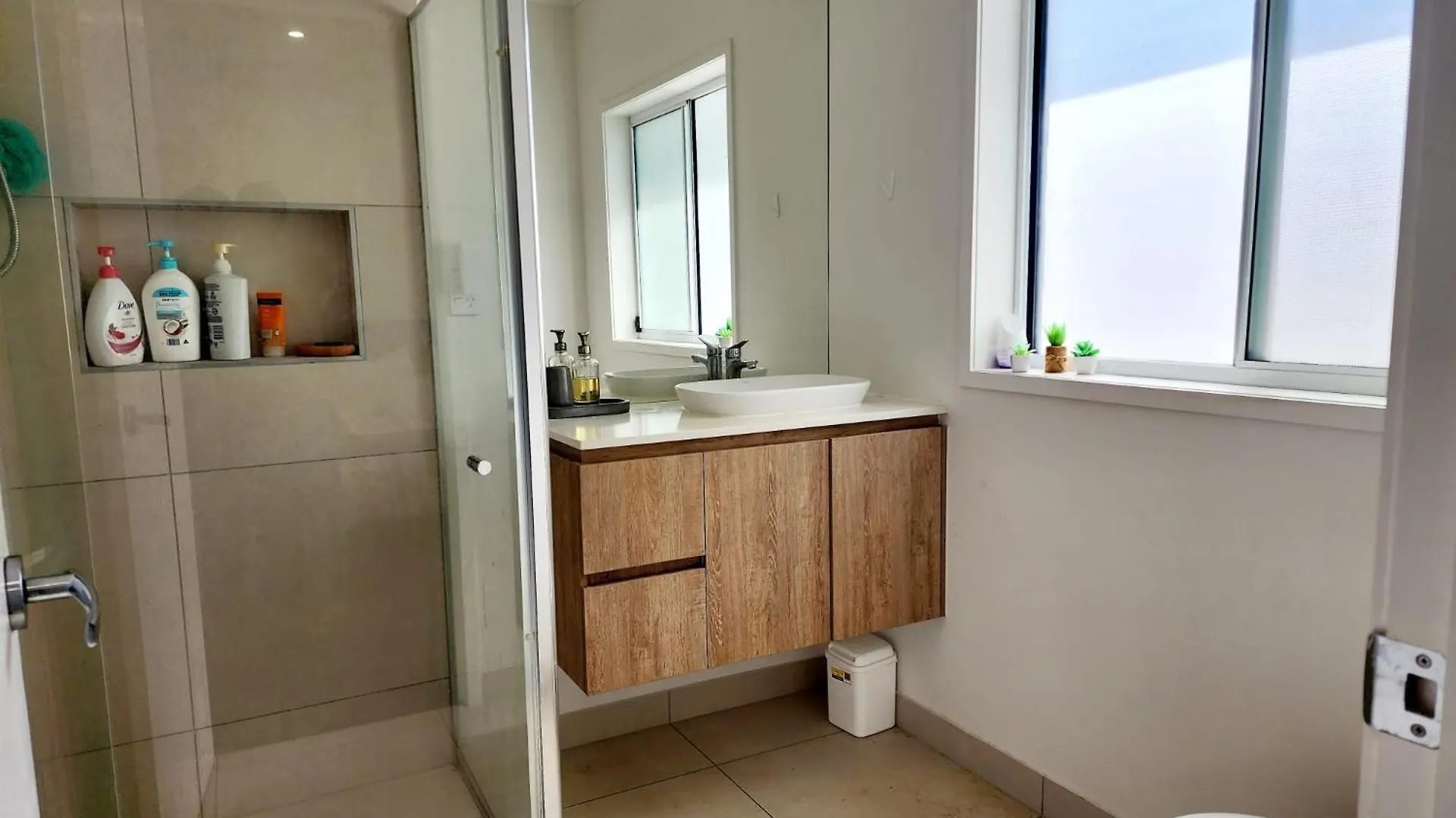 Modern Luxe Retreat Brisbane Apartment Doolandella Homestay